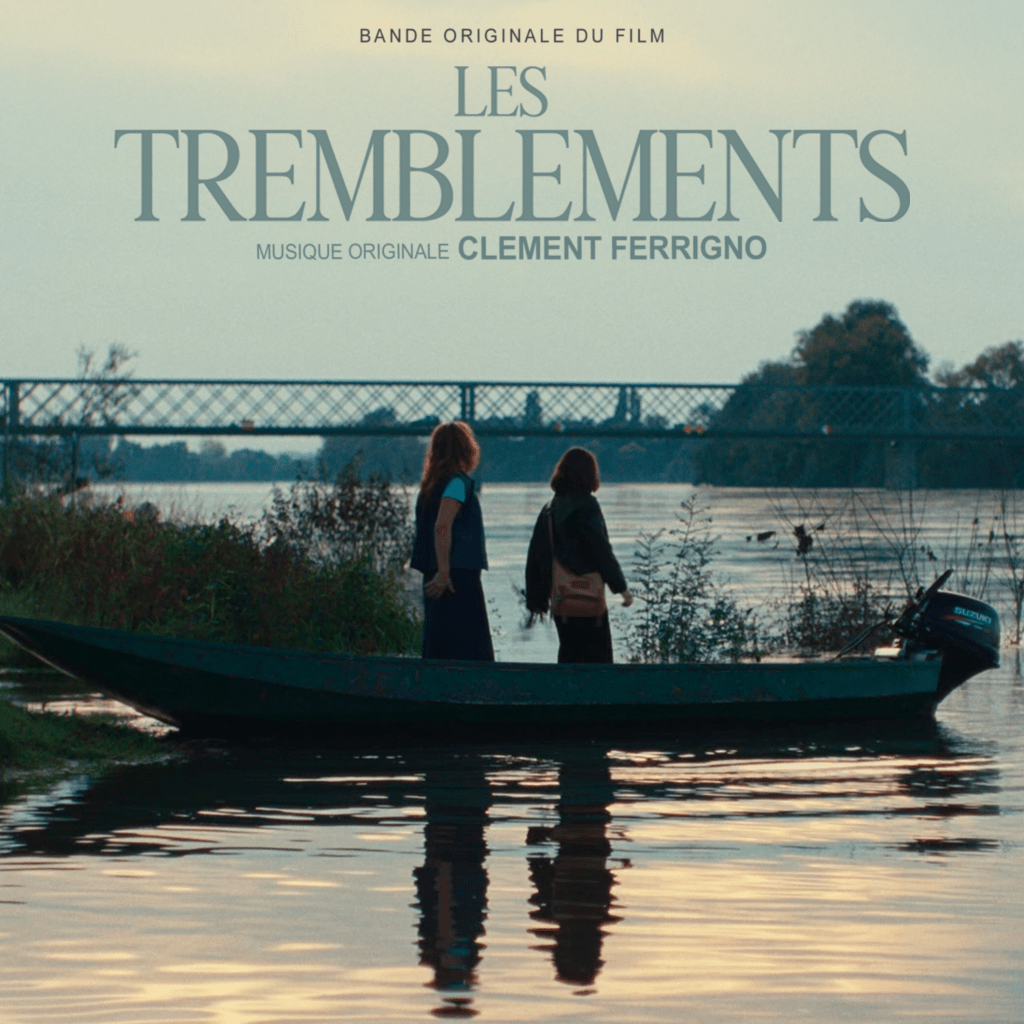 Affiche du film 'Les Tremblements' avec les mentions 'Musique originale' par Clément Ferrigno, montrant deux femmes sur un bateau au bord d'une rivière, au crépuscule.